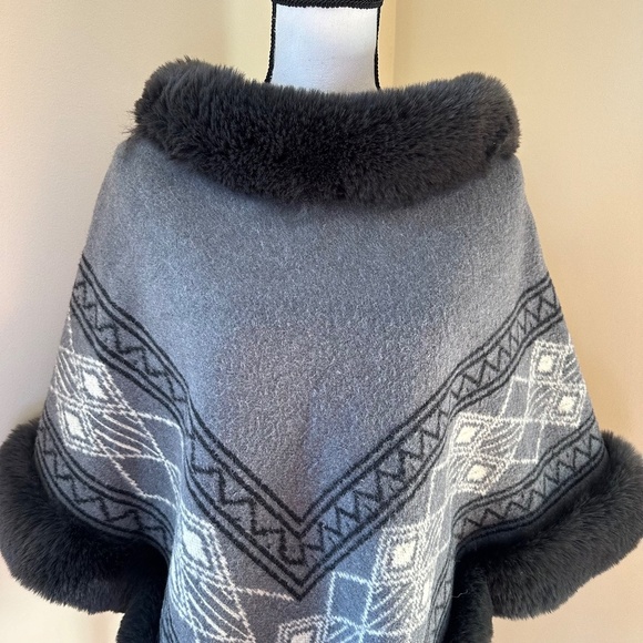 **AVIVA* Gray x Black Fur-Lined Pattern Design Fashion Shawl OS - Picture 2 of 6